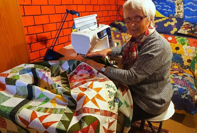 Seit ihrer Jugend begeistern vom Nhen...denmann bei der Arbeit an einem Quilt.  | Foto: Roswitha Frey