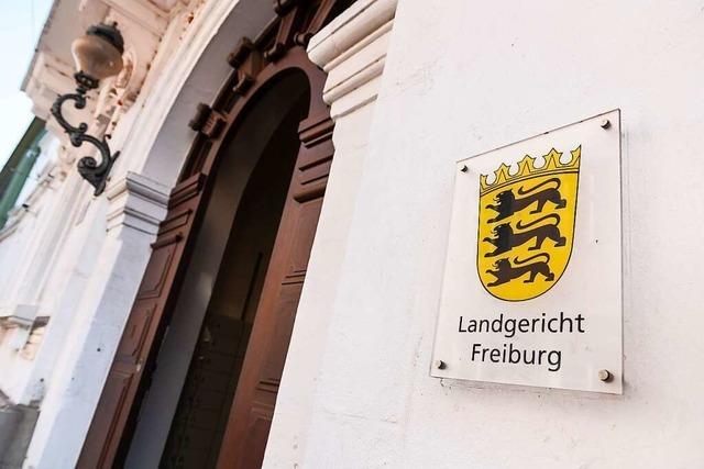 Faustschläge auf Passanten: 22-Jähriger in Freiburg vor Gericht