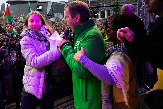 Greta Thunberg und Erjan Dam rangeln b...ieg statt ber den Klimaschutz sprach.  | Foto: Peter Dejong (dpa)