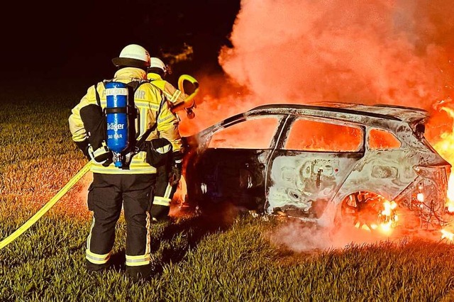 Ein gestohlenes Auto brannte im Mrz auf einem Feld bei Tunsel.  | Foto: Feuerwehr Bad Krozingen