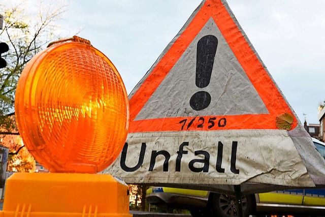 Nach einem Lkw-Unfall auf der A 5 Hhe...asel zeitweise gesperrt. (Symbolbild).  | Foto: Patrick Seeger