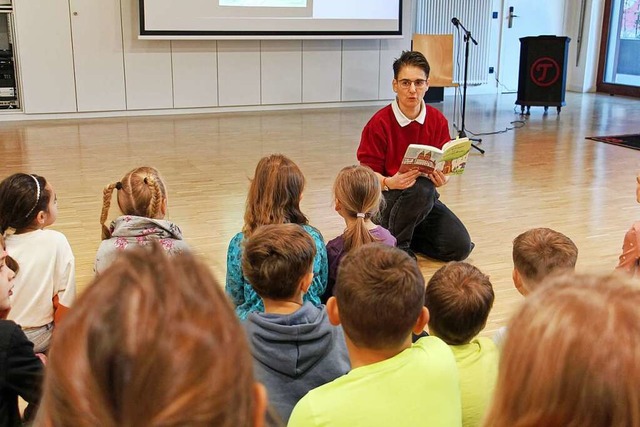 Annette Hauser, Lehrerin an der Ending...er Endinger Schule aus ihrem Buch vor.  | Foto: Ruth Seitz