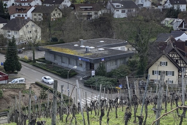 Die ehemalige Volksbankfiliale in Zell-Weierbach muss dem Neubau weichen.  | Foto: Helmut Seller