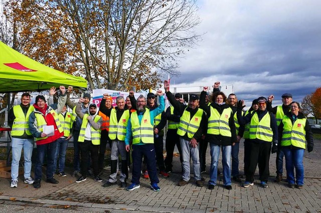 Mitarbeitende der Tapetenfabrik Erisma...dern eine Bezahlung nach Tarifvertrag.  | Foto: Sophia Ungerland