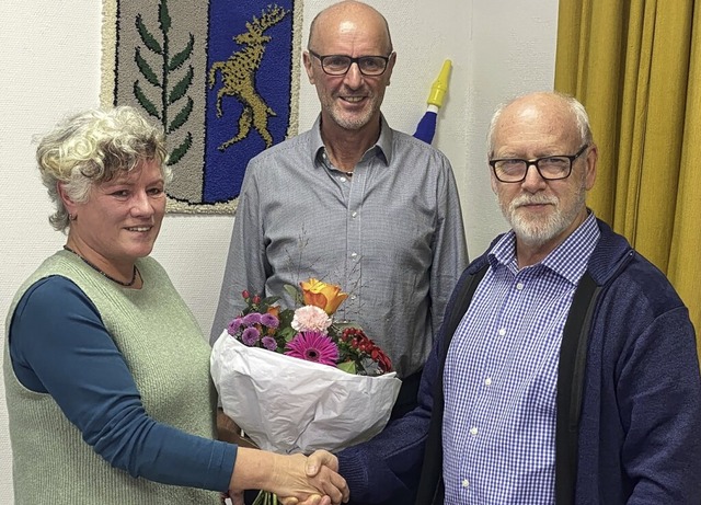 Thomas Walleser (rechts) berreicht B...r zweiter Brgermeisterstellvertreter.  | Foto: Hartmut Schwbl