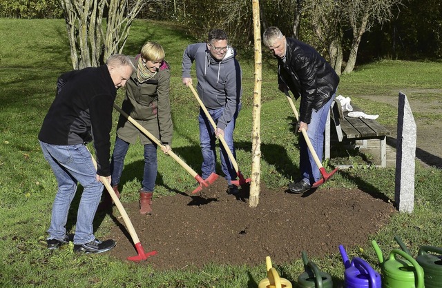 Baumpflanzer (von links): Rudolf Hog, ..., Martin Wehrhausen  und Dirk Osterloh  | Foto: Ingo Schneider