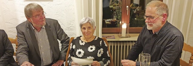 Michael Kienast (l.) und Pfarrer Thoma... ber das Wirken von Gertrud Krastel.   | Foto: Heike Fischer