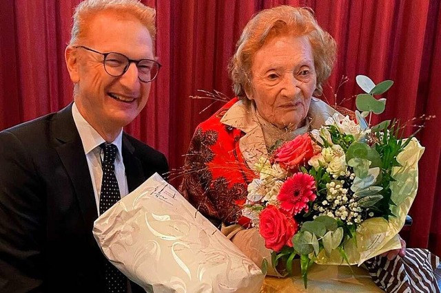 Thomas Gedemer mit Jubilarin Edelgard Mller  | Foto: Stadt Herbolzheim