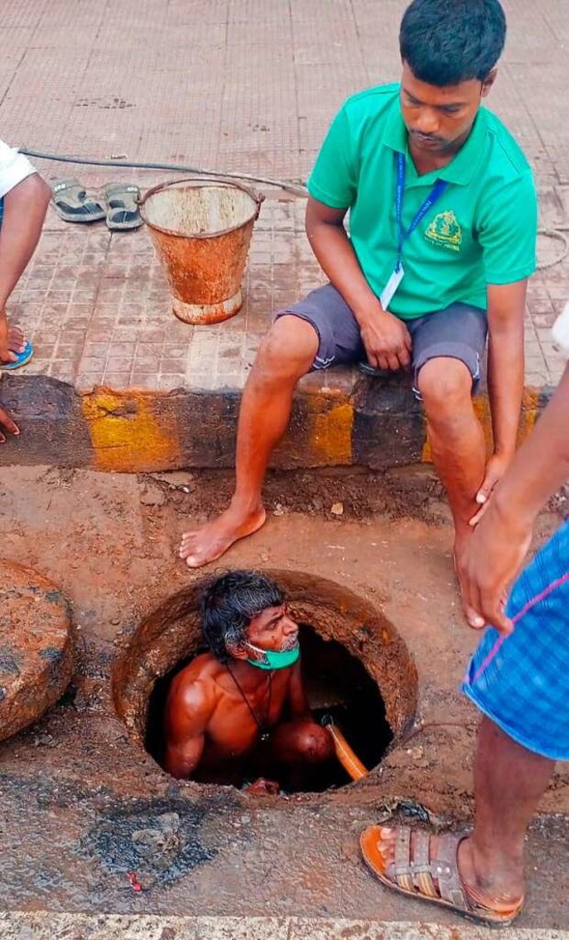 Ein Kanalreiniger arbeitet in Neu-Delhi.  | Foto: - (dpa)