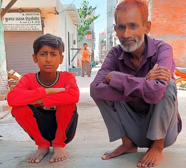 Sher Singh und sein 14-jhriger Sohn. ...r auer Atem. Laufen kann er nur kurz.  | Foto: Sunrita Sen (dpa)