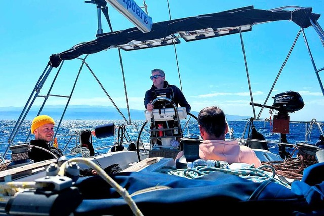 Philipp Bche (31) am Steuerrad der Se... Crewmitglieder genieen die Aussicht.  | Foto: Ren Schfer