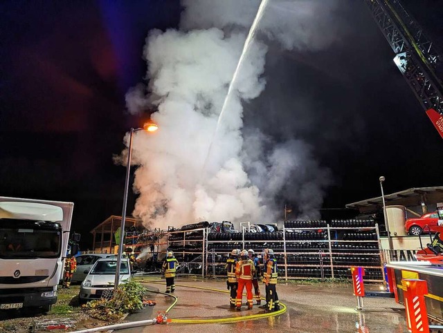 Feuerwehrkrfte sind dabei, das Feuer ...r Autoverwertung Hochrhein zu lschen.  | Foto: Annemarie Rsch