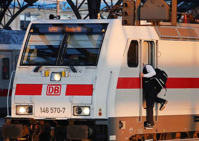 Lokfhrer lassen ihre Lokomotiven stehen.  | Foto: Oliver Berg (dpa)