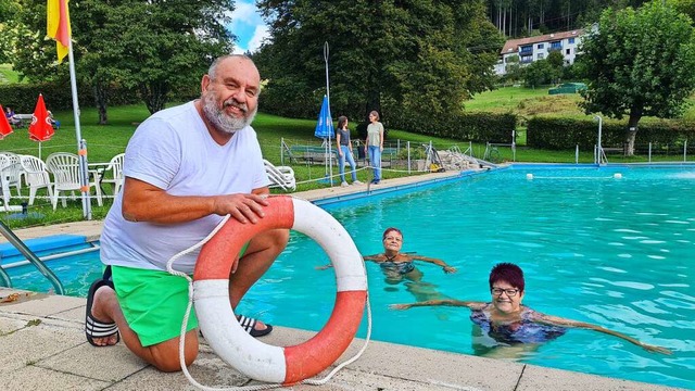 Das Schwimmbad Schweigmatt bentigt ni...ebsleiter Thomas Jost (vorne) gesucht.  | Foto: Gerald Nill