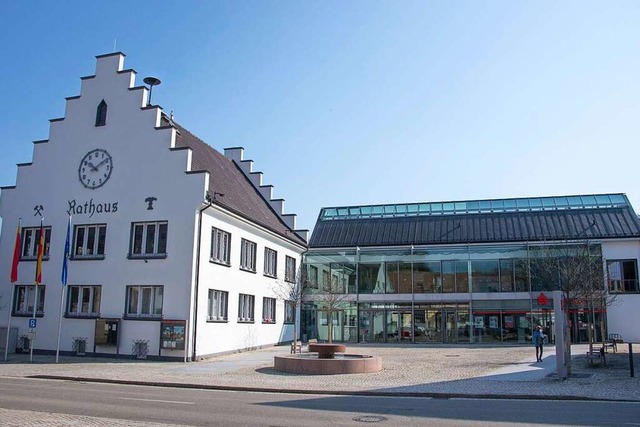 Die Gemeinde hofft auch auf Frdergeld fr Umbauten beim Rathaus.  | Foto: Volker Mnch
