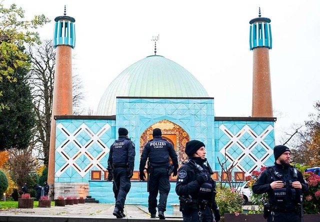 Razzia beim islamischen Zentrum Hambur...ee (Blaue Moschee) an der Auenalster.  | Foto: Daniel Bockwoldt (dpa)