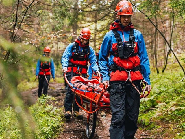 Die Retter der Bergwacht Schwarzwald r...renamtlich aus, um Menschen zu helfen.  | Foto: Bergwacht Schwarzwald