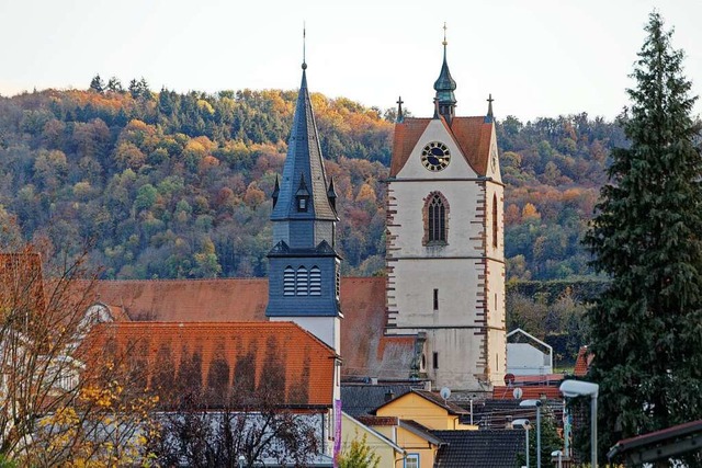 Nicht nur die Peterskirche (rechts) pr...uch der Turm der evangelischen Kirche.  | Foto: Martin Wendel