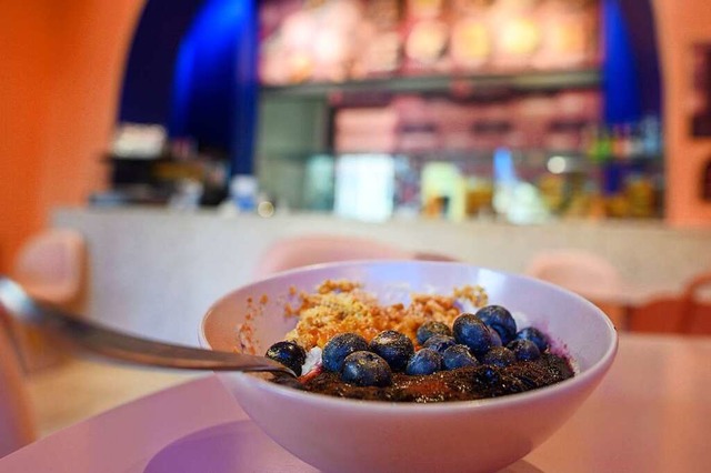 Der Michlreis in der Bowl Almost in N...Blaubeeren und Zitronenschale getoppt.  | Foto: Klaus-Dietmar Gabbert (dpa)