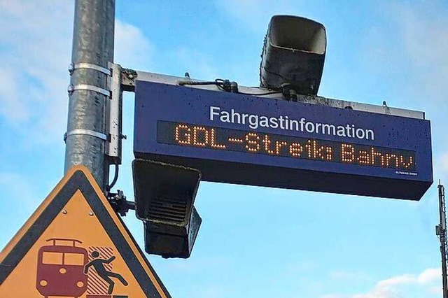 Die Anzeigetafel am Bahnhalt in Schwr...schaft GDL am 15. und 16. November an.  | Foto: Vlk,Melanie