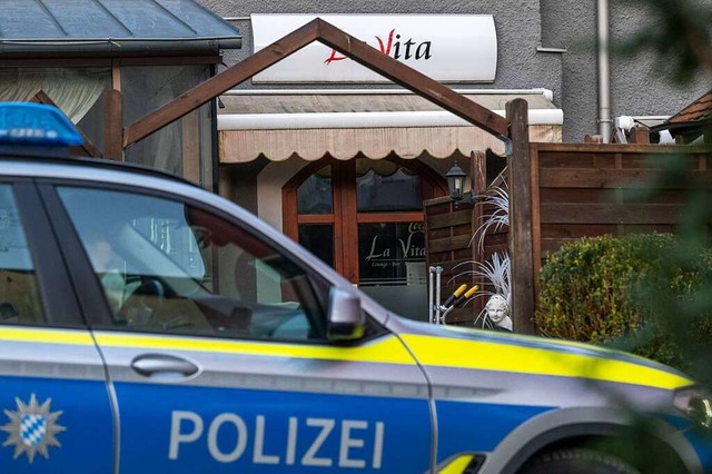 Ein Polizeifahrzeug steht vor einem Lo... Champagnerflasche gefllt worden war.  | Foto: Armin Weigel (dpa)