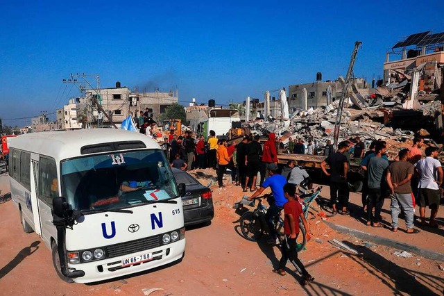 Ein UN-Bus fhrt  nach einem israelisc...ember an einem zerstrten Haus vorbei.  | Foto: SAID KHATIB (AFP)