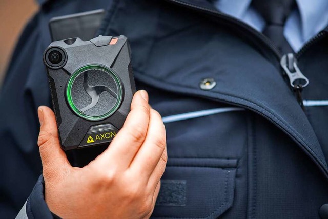 Der Kanton Basel-Stadt wird seine Polizisten nicht mit Bodycams ausstatten.  | Foto: Sebastian Gollnow (dpa)