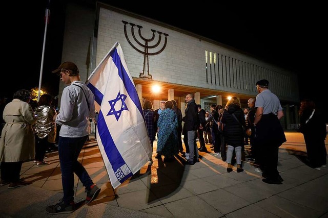 Mitglieder der Straburger jdischen G...r Hamas auf Israel vor einer Synagoge.  | Foto: Jean-Francois Badias (dpa)