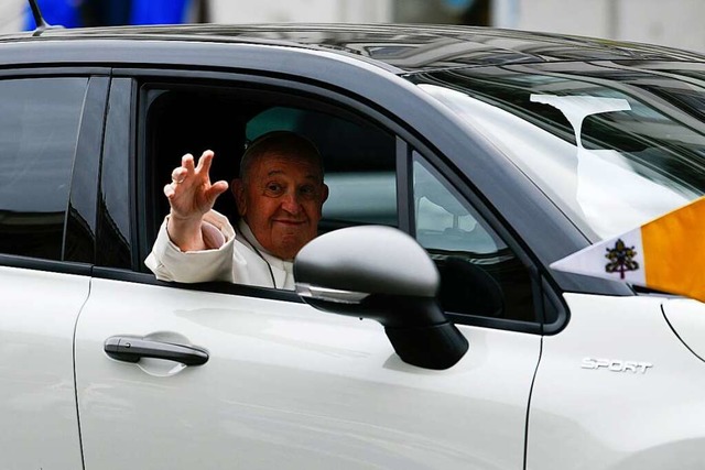 Papst Franziskus winkt aus einem Auto ...hrpark im Vatikan knftig auf E-Autos.  | Foto: Denes Erdos (dpa)