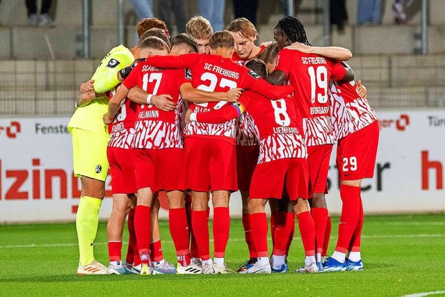 Die Mannschaft des SC Freiburg II agie...ngeschworener Haufen im Abstiegskampf.  | Foto: IMAGO/Eibner-Pressefoto/Thomas Hess