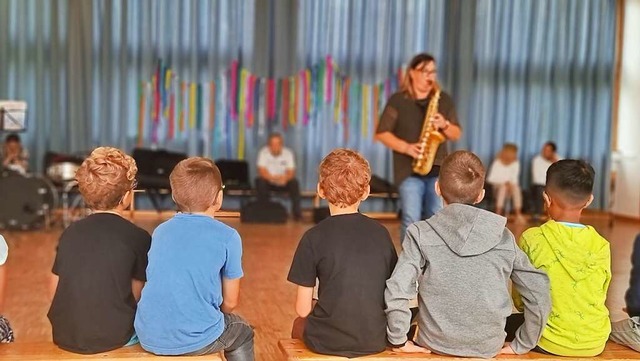 Bevor eine Blserklasse startet, gibt ...n verschiedene Instrumente vorstellen.  | Foto: Musikschule Markgrflerland