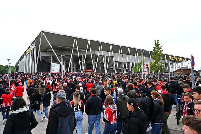 Fans strmen zum Stadion. Berichte  de...meinderats aufgeschreckt. (Archivbild)  | Foto: Thomas Kunz