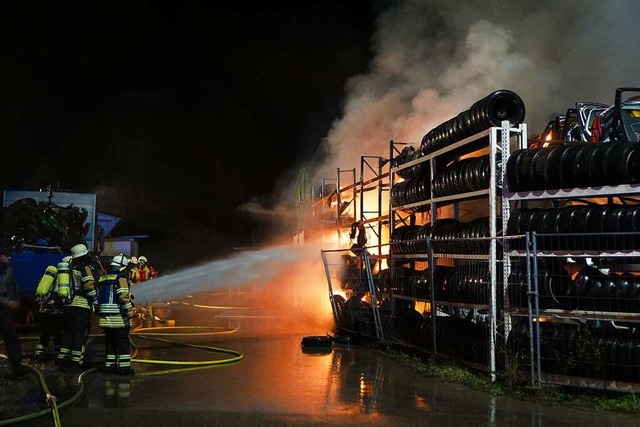 Die Feuerwehr war  am Mittwoch dabei, das brennende Autolager zu lschen.  | Foto: Julia Becker
