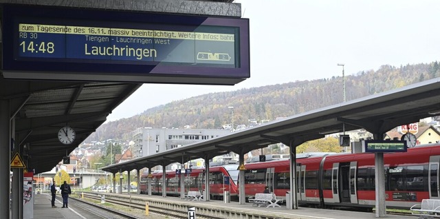 Das Schild informiert: Der Zugverkehr ... zum Tagesende massiv beeintrchtigt.   | Foto: Sdkurier