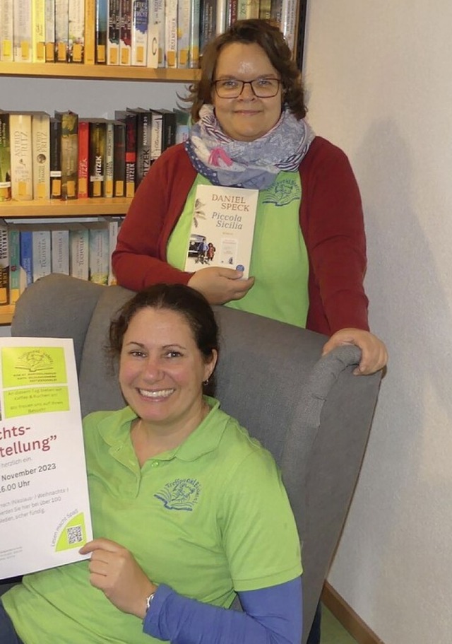 Denise Fromel (sitzend) und Kerstin D...n sich auf die  Weihnachtsausstellung.  | Foto: Sigrid Schneider