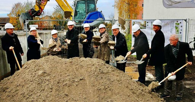 Vertreter von Stadt,  Gemeinderat,  Wo...n  an der Werderstrae in Rheinfelden.  | Foto: Thomas Winckelmann