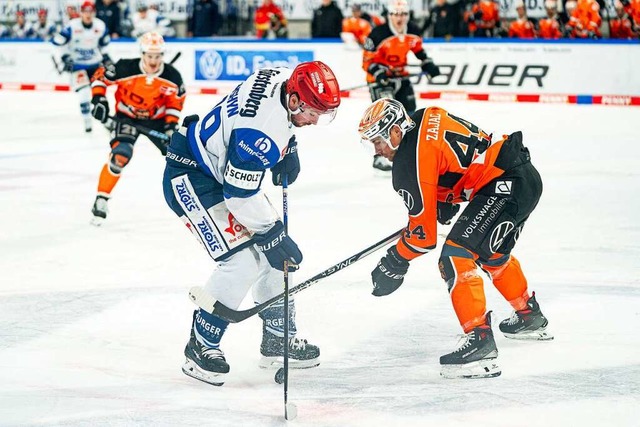 Der Schwenninger Zach Senyshyn (links) im direkten Duell mit Nolan Zajac.  | Foto: IMAGO/Eibner-Pressefoto/Daniel REINELT