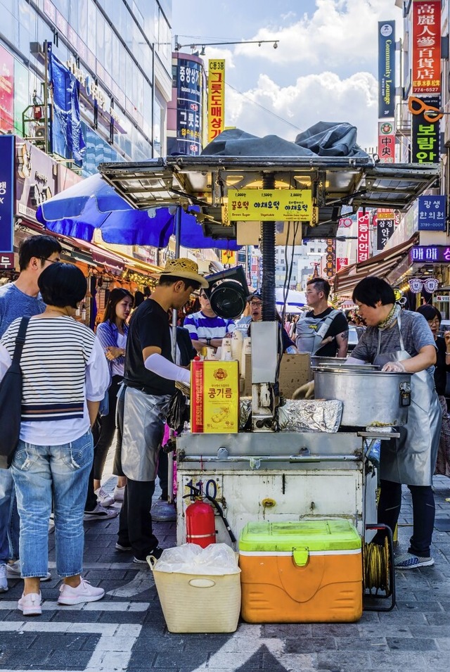 Essensstnde gehren in Seoul in manchen Stadtteilen zum Straenbild.  | Foto: IMAGO/xaminkoreax
