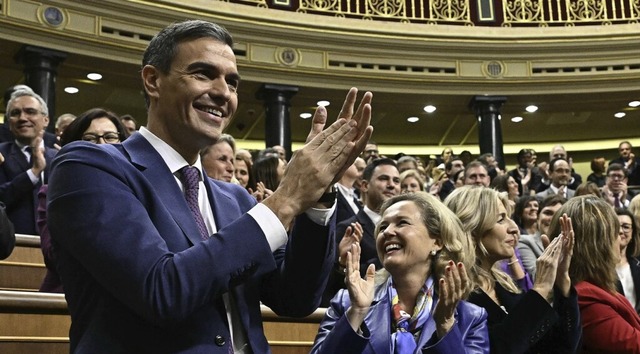 Freut sich ber die Wahl: der alte und neue Regierungschef Pedro Snchez.  | Foto: JAVIER SORIANO (AFP)