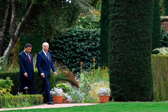 US-Prsident Joe Biden (rechts) und Ch...dylle eines Gartens bei San Francisco.  | Foto: BRENDAN SMIALOWSKI (AFP)