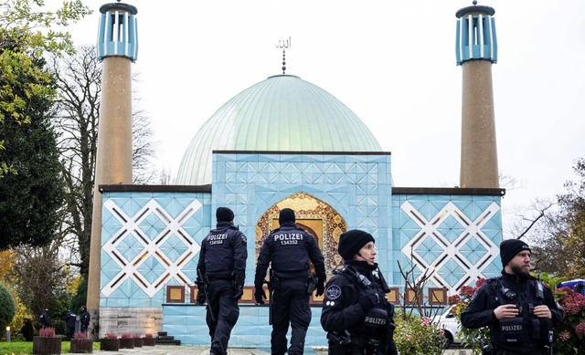 Polizisten durchsuchen die Blaue Moschee in Hamburg.   | Foto: Daniel Bockwoldt (dpa)