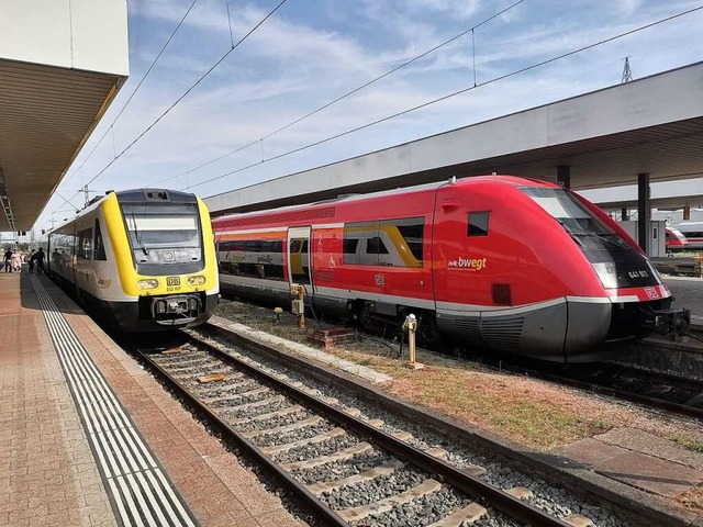 Die Hochrheinbahn, hier der Badische B...uf den Stand der Zeit gebracht werden.  | Foto: Daniel Gramespacher