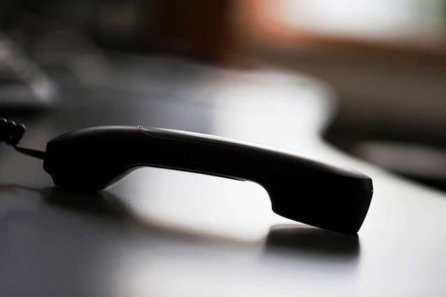 Ein abgelegter Telefonhrer: ltere Menschen sind oft Ziel von Schockanrufen.  | Foto: Rolf Vennenbernd