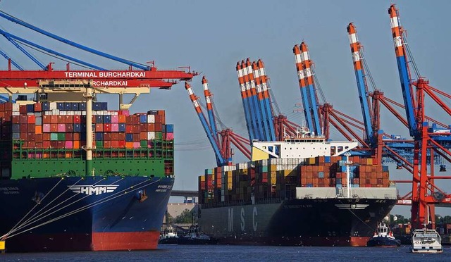Im Hamburger Hafen stecken Maschinen f...ie Trumpf nach China exportieren will.  | Foto: Marcus Brandt (dpa)