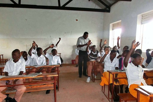 Der Hilfsverein  Tukolere Wamu aus Gal...ne Schule in Kabwangasi in Uganda ein.  | Foto: Volker Mnch