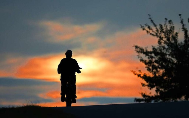 Wenn&#8217;s nicht gerade regnet, macht Radfahren auch im Herbst Spa.  | Foto: Thomas Warnack (dpa)