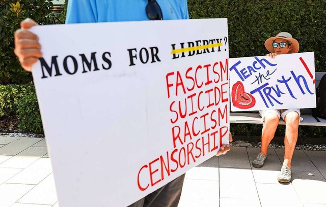 Protest in Florida gegen die &#8222;Moms for Liberty&#8220; und Bevormundung  | Foto: IMAGO/Lauren Witte