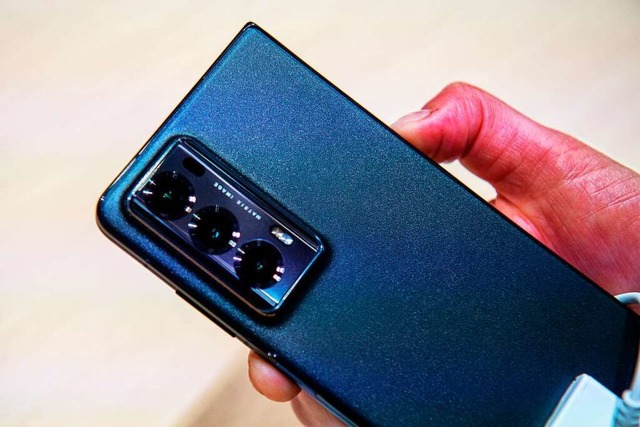 Das Mobiltelefon einer Fahrerin rutsch...au verursachte daraufhin einen Unfall. | Foto: Bernd Diekjobst Das Mobiltelefon einer Fahrerin rutsch...au verursachte daraufhin einen Unfall. | Foto: Bernd Diekjobst