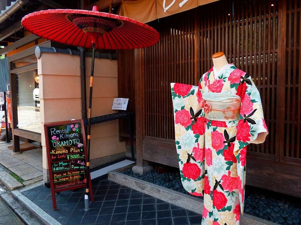 In Japan gibt es viele Geschäfte, die ...annte Kimonos, an Touristen vermieten.  | Foto: Birgit Reichert