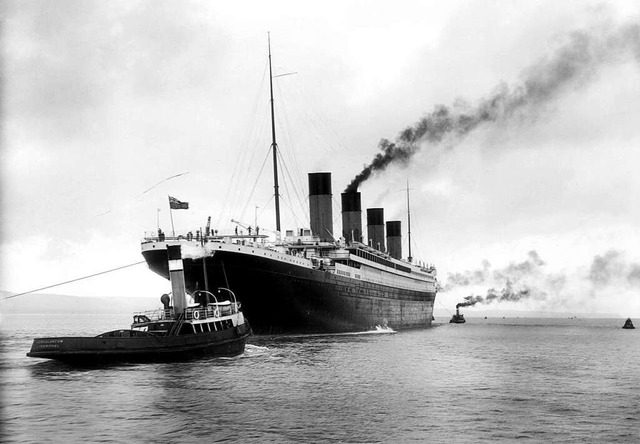 Die Titanic luft mit Schlepperhilfe a...m Werfthafen (undatiertes Archivfoto).  | Foto: DB NDR/UlsterFolk&Transport Muse